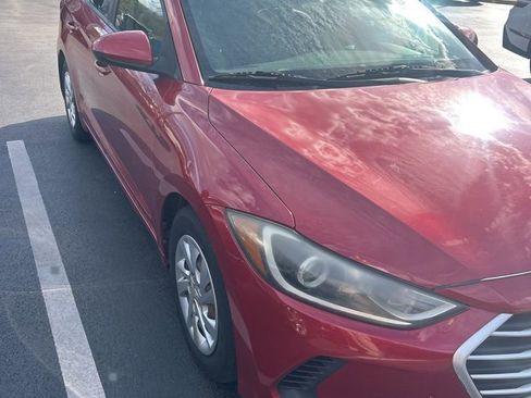 Used 2017 Hyundai Elantra SE image 3