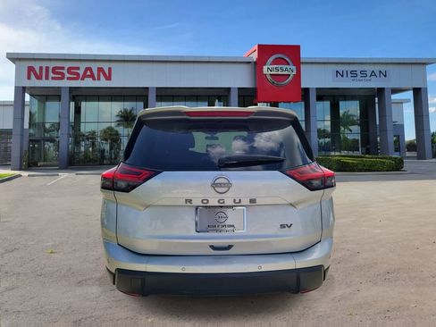 Used 2024 Nissan Rogue SV FWD image 3