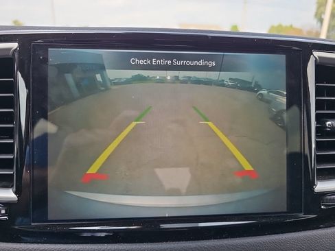 Used 2023 Chrysler Pacifica Touring-L FWD image 11