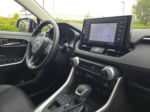 Used 2022 Toyota RAV4 XLE Premium image 10