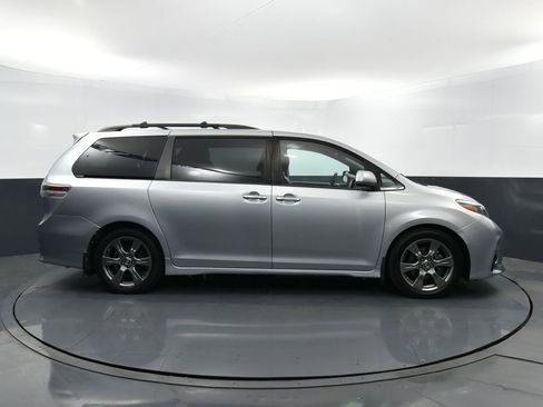 Used 2019 Toyota Sienna SE image 39
