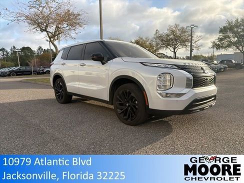 Used 2023 Mitsubishi Outlander SE image 1