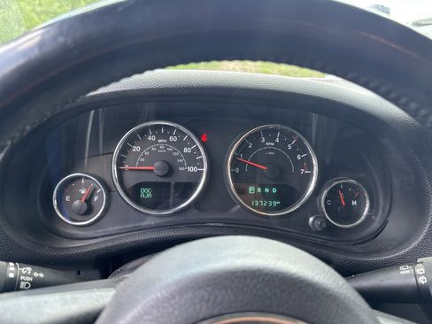 Used 2015 Jeep Wrangler Unlimited Rubicon w/ Connectivity Group AWD/4WD image 10