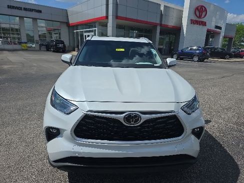 Used 2023 Toyota Highlander XLE FWD image 3
