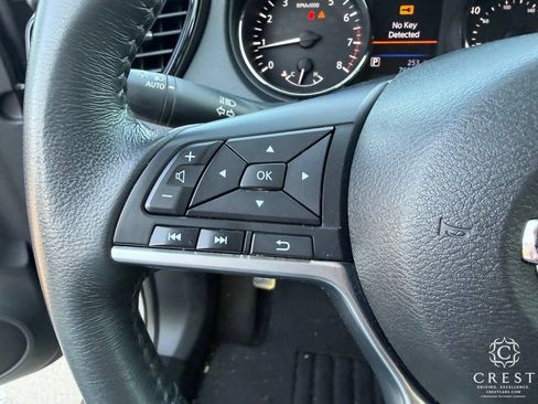 Used 2018 Nissan Rogue SV FWD image 16