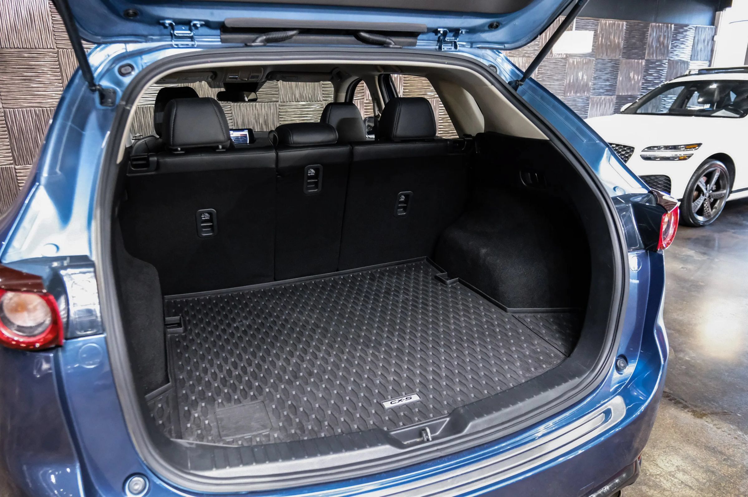 Used 2020 MAZDA CX-5 Touring FWD image 59