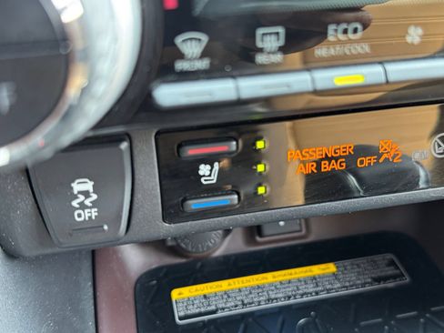 Used 2020 Toyota RAV4 Limited AWD/4WD image 5