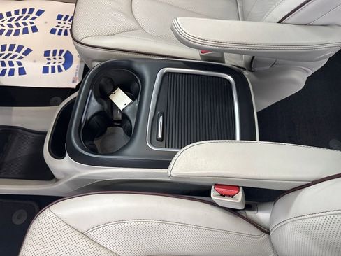 Used 2019 Chrysler Pacifica Limited image 27