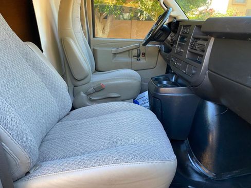 Used 2017 Chevrolet Express 3500 Extended image 16