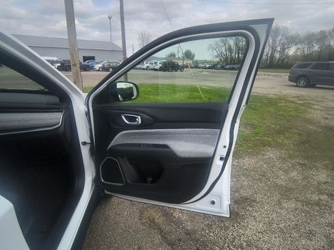 Used 2025 Jeep Compass Latitude image 32