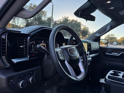 Used 2024 GMC Sierra 1500 SLE image 34