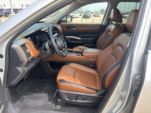 Used 2023 Nissan Pathfinder Platinum w/ Cargo Package AWD/4WD image 18