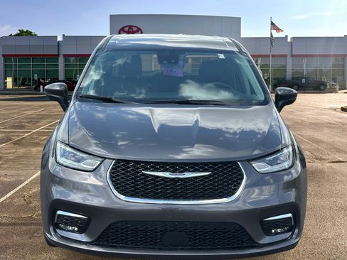 Used 2023 Chrysler Pacifica Touring-L FWD image 2