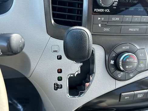 Used 2014 Toyota Sienna LE AWD/4WD image 23