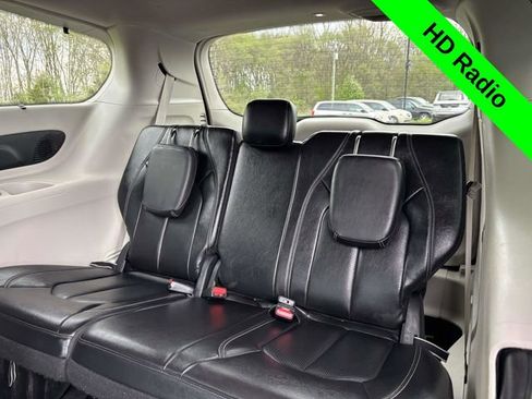 Used 2022 Chrysler Pacifica Touring-L w/ Uconnect Theater Family Group FWD image 26