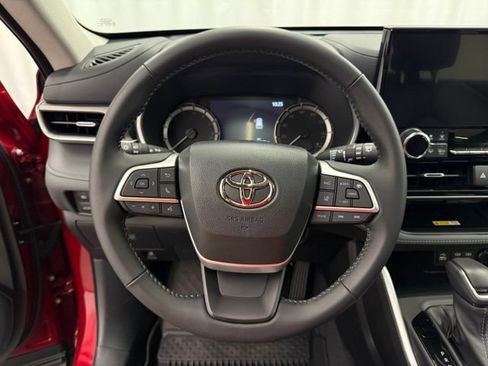 Used 2023 Toyota Highlander XLE AWD/4WD image 13