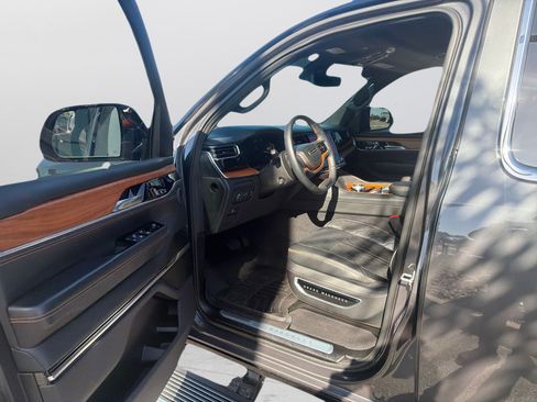Used 2024 Jeep Grand Wagoneer Series III AWD/4WD image 15