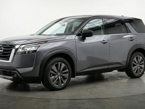 Used 2025 Nissan Pathfinder SV AWD/4WD image 3