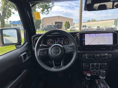 Used 2025 Jeep Gladiator Rubicon AWD/4WD image 19