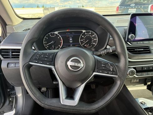 Used 2025 Nissan Altima 2.5 SV image 28