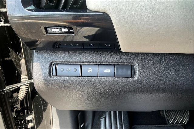 Used 2025 Nissan Pathfinder SV AWD/4WD image 15