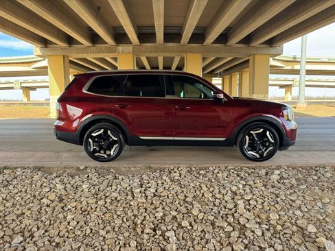 Used 2023 Kia Telluride EX image 2