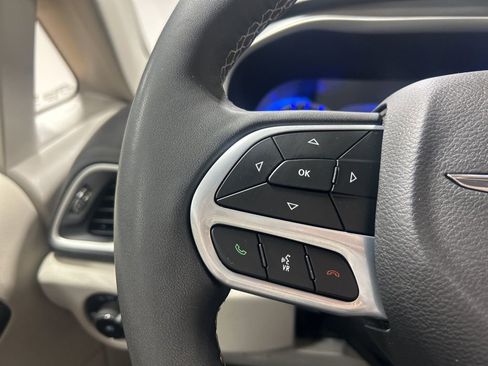 Certified 2024 Chrysler Pacifica Touring-L image 26