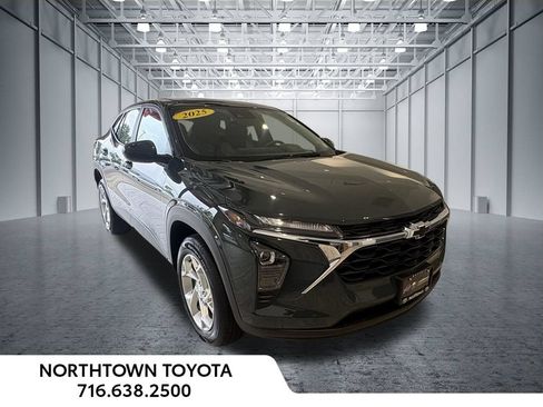 Used 2025 Chevrolet Trax LS w/ LS Convenience Package FWD image 2