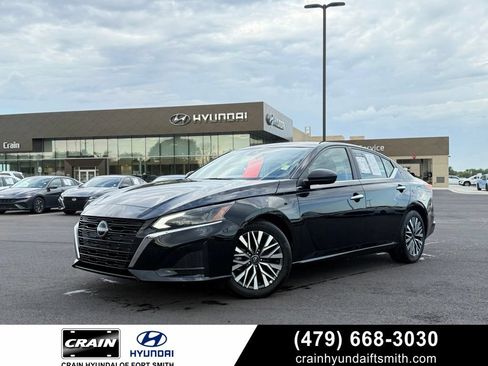 Used 2025 Nissan Altima 2.5 SV FWD image 1