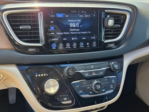Used 2017 Chrysler Pacifica Touring FWD image 26