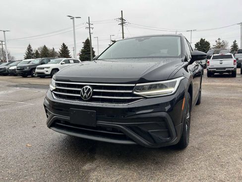 Used 2024 Volkswagen Tiguan SE w/ Panoramic Sunroof Package image 5