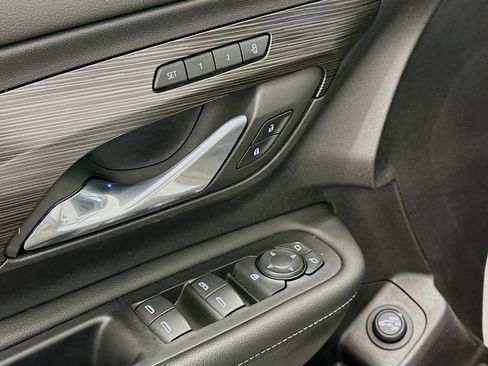 Used 2024 GMC Terrain SLT image 15