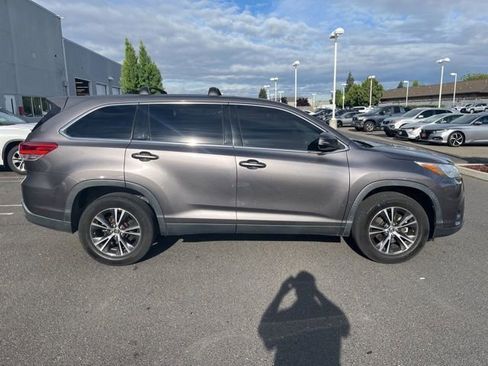 Used 2019 Toyota Highlander LE w/ Carpet Mat Package (TMS) FWD image 4
