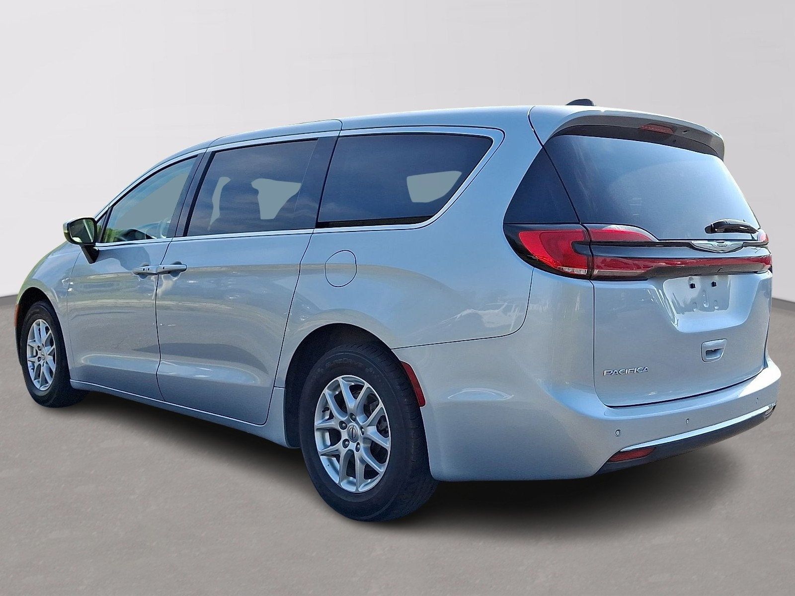 Used 2023 Chrysler Pacifica Touring-L FWD image 4