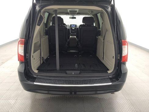Used 2016 Chrysler Town & Country Touring w/ Driver Convenience Group image 29