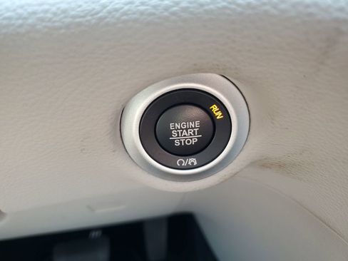 Used 2021 Chrysler Pacifica Touring-L FWD image 23