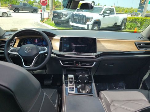 Used 2024 Volkswagen Atlas SE FWD image 18