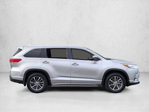 Used 2018 Toyota Highlander XLE AWD/4WD image 4