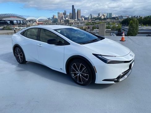 Certified 2025 Toyota Prius XLE AWD/4WD image 32