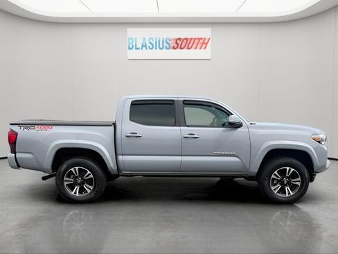 Used 2019 Toyota Tacoma TRD Sport AWD/4WD image 2
