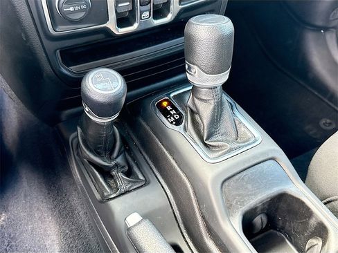 Used 2022 Jeep Gladiator Willys image 18