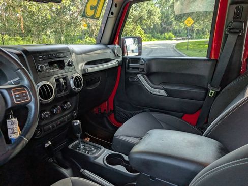 Used 2015 Jeep Wrangler Unlimited Sahara w/ Connectivity Group AWD/4WD image 12