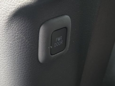 Used 2022 Toyota Sienna XLE image 16