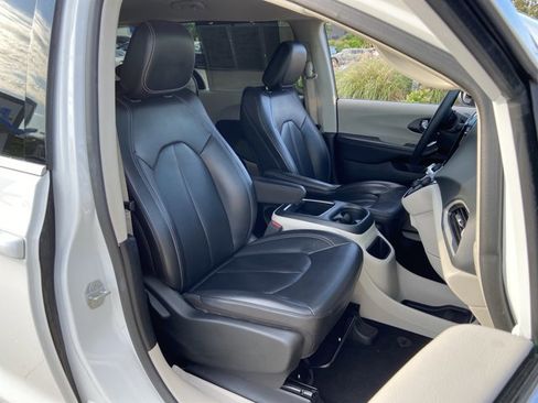 Used 2023 Chrysler Pacifica Touring-L FWD image 20