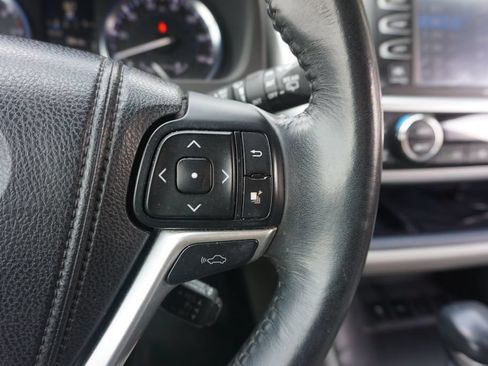 Used 2015 Toyota Highlander Limited w/ Driver Technology Package FWD image 8