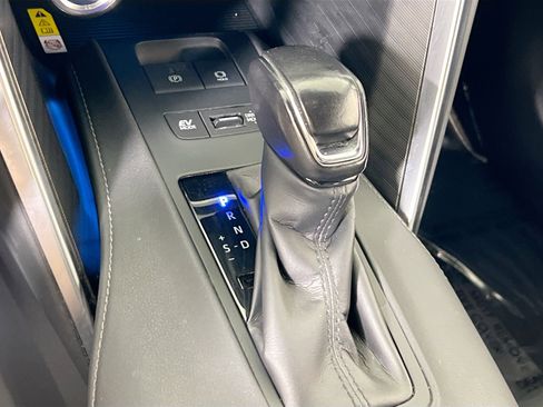 Used 2022 Toyota Venza XLE image 16