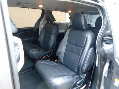 Used 2019 Toyota Sienna SE FWD image 8