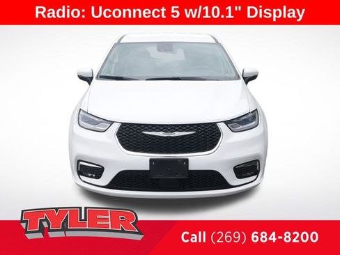Used 2023 Chrysler Pacifica Touring-L FWD image 2