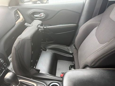 Used 2015 Jeep Cherokee Latitude AWD/4WD image 26