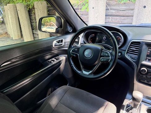 Used 2019 Jeep Grand Cherokee Laredo RWD image 14